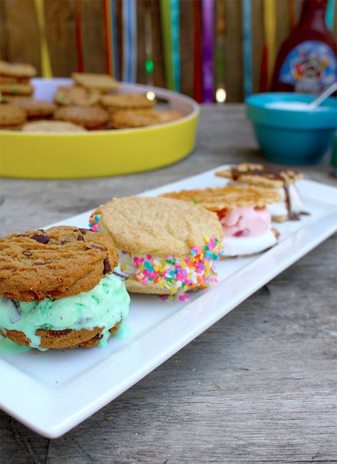 Make Your Own Ice Cream Sandwich Bar Cookie Bar Party, Diy Ice Cream Sandwiches, Easter Ice Cream, Ice Cream Sandwich Bar, Sandwich Toppings, Make Your Own Ice Cream, Ice Cream Sandwiches Recipe, Cookie Sandwich, Sandwich Bar