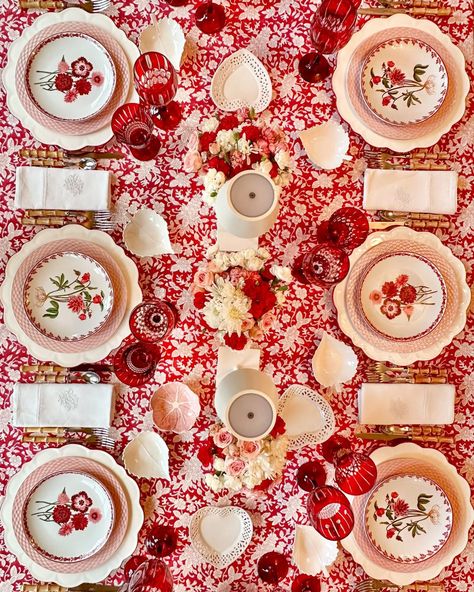 LINDA REINHARDT (@lindareinhardt123) • Instagram photos and videos White Colour Scheme, Festive Table Setting, Red Tablecloth, Christmas Table Linen, Green Tablecloth, Dinner Party Themes, White Tablecloth, Pretty Garden, Valentine Dinner