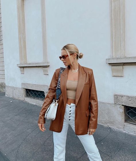 Tan Leather Blazer Outfit, Brown Leather Coat Outfit, Brown Leather Blazer Outfit, Style A Leather Jacket, Leather Coat Outfit, Brown Leather Jacket Outfit, Brown Leather Blazer, Zara Outfit, Brown Blazer