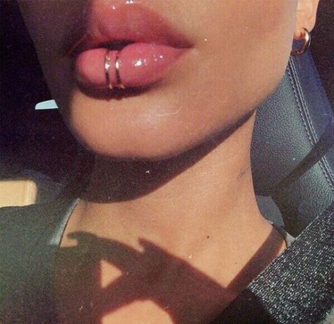 Central Labret Piercing, Central Labret, Labret Piercing Ring, Lip Cuffs, Labret Jewelry, Labret Piercing, Cute Piercings, Facial Piercings, Cuff Jewelry