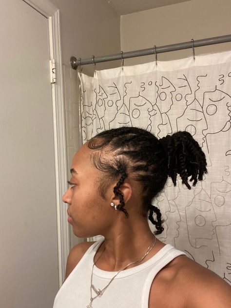 mini twist in ponytail Mini Twist Ponytail, Mini Twists Bun, Elegant Mini Twist Hairstyles, Low Twisted Ponytail, Mini Twist Accessories, Twist Bun, Twist Ponytail, Mini Twists, Twist Style