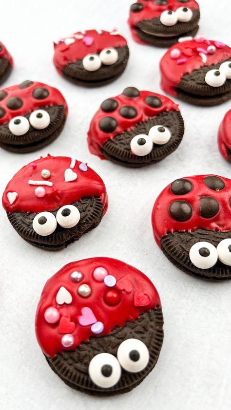 Ladybug Oreos, Ladybug Pretzels, Ladybug Snacks, Ladybug Food, Ladybug Cake Pops, Ladybug Birthday Theme, Ladybug Cookies, Miraculous Ladybug Party, Ladybug Cakes