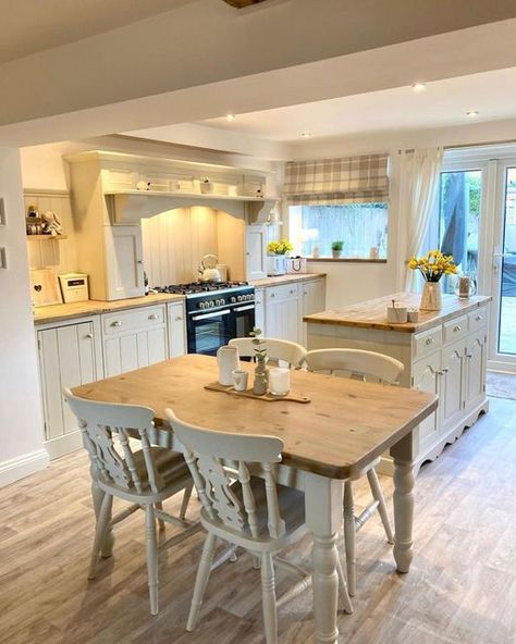 Country Kitchen Diner, Small Kitchen Diner, Farmhouse Style Kitchen Table, Small Open Plan Kitchens, That Friday Feeling, Open Plan Kitchen Dining Living, Kitchen Sofa, Country Cottage Kitchen, Small Cottage Kitchen