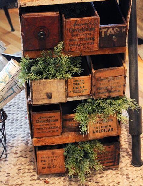 Bachman's 2018 Holiday Ideas House- Itsy Bits And Pieces Farmhouse Accessories Decor, Decorative Boxes Wooden, Vintage Shop Ideas, Wooden Boxes Ideas Decor, Hinton Primitives, Primitive Decorating Ideas, Sewing Drawers, Old Wooden Crates, Antique Booth Displays