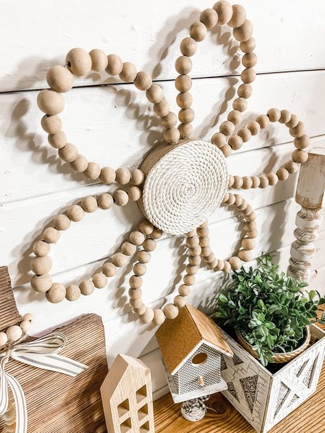 Wood Beaded Wreath Ideas, Beaded Flower Wall Decor, Wooden Bead Wall Decor, Wooden Bead Door Hanger, Wood Bead Decor Ideas, Wood Bead Crafts Home Decor, Wood Flower Craft Ideas, Spring Wood Craft Ideas, Farmhouse Beads Decor Ideas