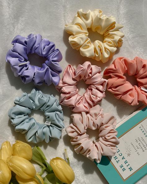 Cause who doesn't love pastels? ✨ Get these pastel scrunchies in XL and regular size! ☀️ It is live on my website! Check it out 🫶🏻 #xlscrunchies #oversizeload #scrunchies #handmade #hairbows #hairbows🎀 #antwerpen🇧🇪 Pastel Scrunchies, Bridesmaid Boxes, Party Planning, Scrunchies, My Website, Hair Bows, Check It Out, Random Stuff, Pastel