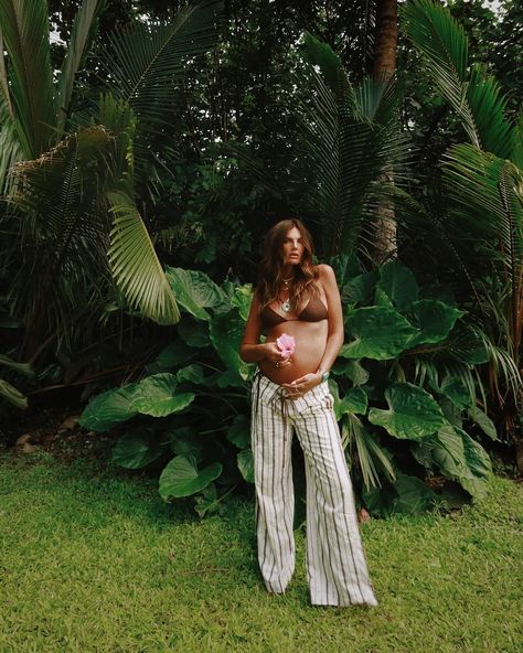 On island time 🌺 @1hotel.hanaleibay | Instagram Tezza Barton Pregnant, Tezza Edits, Pregnant Aesthetic, Tezza Barton, Pregnant Photoshoot, Maternity Photos, Pregnancy Photoshoot, Pregnancy Photos, On Instagram