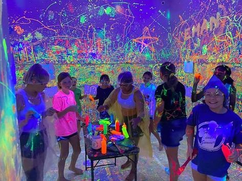 Splatter Paint Party Ideas, Splatter Room, Paint Party Ideas, Rage Room, Glow In Dark Party, Sweet Sixteen Birthday Party Ideas, Glow Birthday Party, Glow Paint