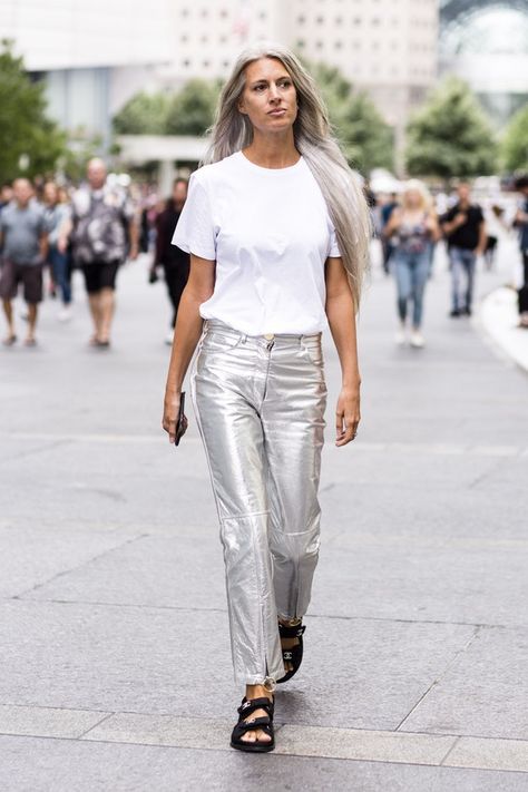 Silver Pants Outfit, Metallic Pants Outfit, Chanel Street Style, Silver Trousers, Outfits For Ladies, Street Style New York, Sarah Harris, Silver Pants, Elegante Y Chic