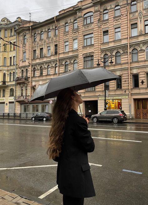 Umbrella Outfit, Winter Rainy Day Outfit, Rain Photoshoot, Rainy Photoshoot, Rainy Day Outfit Aesthetic, Rainy Day Outfits, Girl In Rain, Look Hippie Chic, Girl In Paris