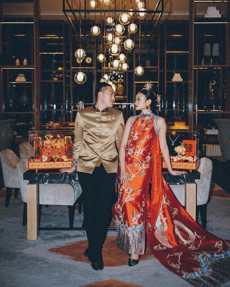 "It's enough for me to be sure that you and I exist at this moment." CHINESE BEAUTY Jewelry & Accessories @noma_id Qipao… | Instagram Wedding Cheongsam Brides, Chinese Wedding Qipao, Chinese Wedding Dress Cheongsam, Modern Chinese Wedding Dress White, Chinese Engagement, Red Spring Wedding Cheongsam, Qipao Wedding, Tea Ceremony Wedding, Chinese Tea Ceremony