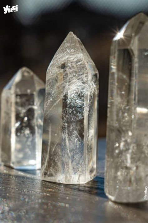 El cuarzo blanco es muy popular por su belleza, color neutro y las propiedades místicas que se le atribuyen. #cuarzo #energía #energy #blanco #cristal #propósitos Prisma Hexagonal, Crystal Background, Zodiac Stones, Clear Quartz Point, Power Crystals, Black Table, Energy Stones, Clear Quartz Crystal, Quartz Points