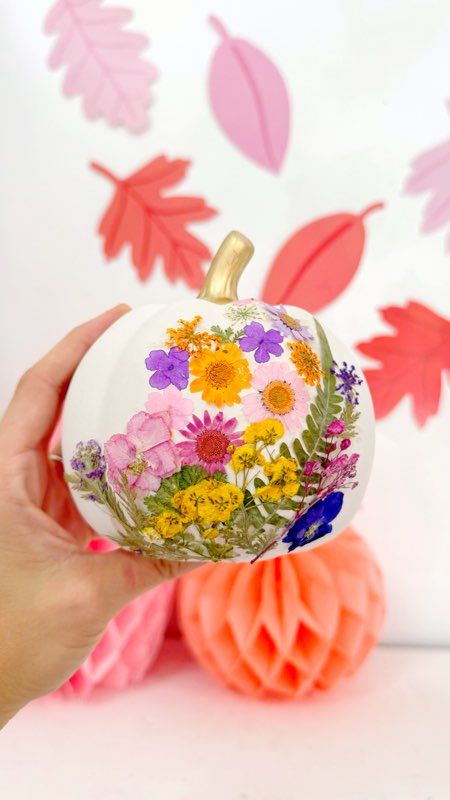 DIY Pressed Flower Pumpkins Ghost Cloche, Flower Pumpkins, White Ceramic Pumpkins, Diy Holiday Party, Elegant Pumpkins, Diy Confetti, Ceramic Pumpkin, Pretty Pumpkins, Diy Rainbow