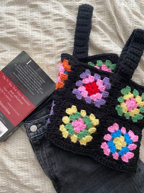 Black Crochet Granny Square, Begginer Crochet Top, Black Granny Square Cardigan, Begginer Knitting Project, Begginer Crochet Project, Begginer Crochet Patterns, Fashion Black Aesthetic, Granny Square Tank Top, Granny Square Tank