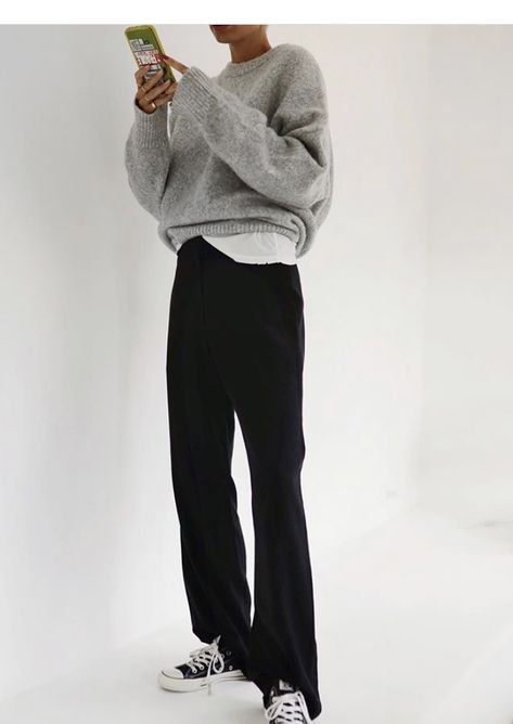 Minimalist Work Outfit Winter, Casual Proposal Outfit, Minamilist Outfit Ideas, Black Dress Pants Outfit, Skandinavian Fashion, Outfits With Converse, Mode Casual, Woman Standing, Winter 2022