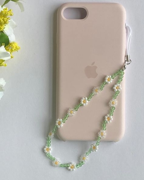 Daisy Phone strap 🌼 #phonebeads #beadedphonestrap #beadedflower Diy Phone Lanyard, Phone Holder Beads, Phone Strap Ideas, Diy Phone Strap, Beads Phone Charms, Phone Strap Aesthetic, Diy Phone Charms, Iphone Charms, Phone Charms Strap