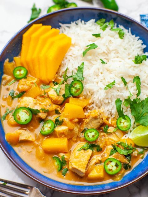 Easy, 30-Minute Meal: Mango Chicken Curry Recipe (video) - Tatyanas Everyday Food Mango Chicken Recipes, Mango Chicken Curry, Curry Healthy, Cilantro Recipes, Boiled Chicken Breast, Mango Curry, Mango Chicken, Velvet Cheesecake, Chicken Curry Recipe