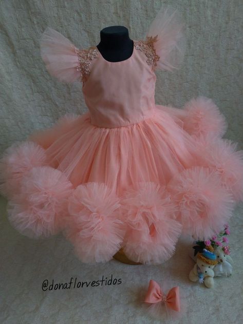 In this tutorial you will learn how to make pompom craft with tulle net. Easy DIY Pom Pom Dress Kids, Pompom Craft, Pompom Flowers, Pompom Balls, Pom Dress, Sewing Headbands, Pom Pom Dress, Maxi Design, Sewing Wedding Dress