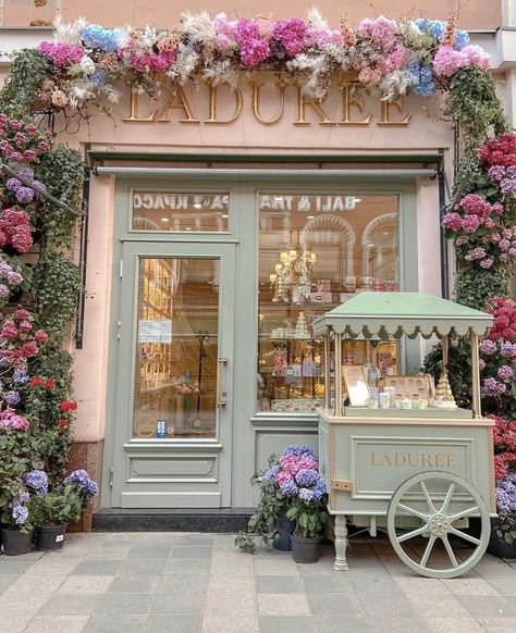 Flower Bakery Shop, Bakery Coffee Shop Design, Cute Cafe Exterior, Flower Shop Exterior, Cafe Exterior Design, Boutique Exterior, Pink Restaurant, Cafe Exterior, Bakery Shop Design