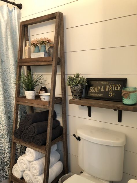 Wc Decoration, Decor Baie, Rustic Bathroom Decor, Rustic Bathrooms, Ladder Shelf, Diy Bathroom Decor, Farmhouse Bathroom Decor, Rustic Bathroom, Small Bathroom Decor