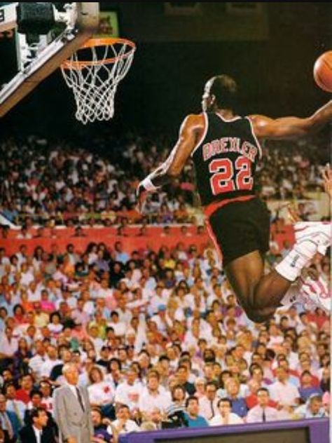 CLYDE "THE GLIDE" DREXLER  #clydedrexler #clydetheglide #theglide #drexler #portlandtrailblazers #trailblazers #blazers #portland #fiveslammajamma #slamdunks #dunk #dunks #nbajam #nba Clyde Drexler, Basketball Rules, Uk Basketball, Basketball Highlights, Shooting Guard, Nba Pictures, Nba Legends, Sports Hero, Nba Stars