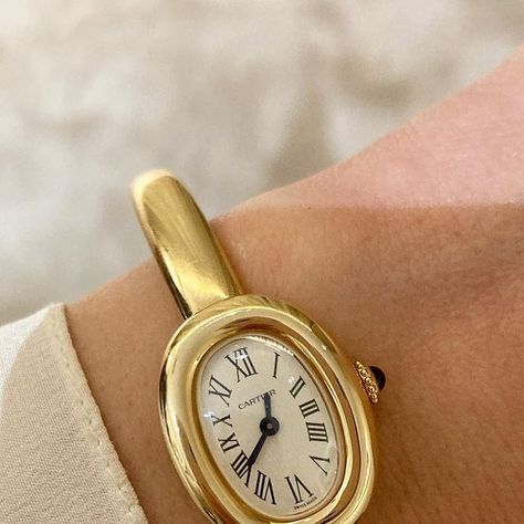 Sarah Royce-Greensill on Instagram: "Someone cleverer than me needs to dissect why every man woman and child at @watchesandwonders is losing their proverbial over the new @cartier Baignoire. Is it the satisfyingly simple bangle? The purity of unadorned gold in a world of razzle-dazzle? Or the fact that it is simply the chicest thing to ever grace a wrist? Whatever, suffice to say I am totally, predictably besotted 😍💫🤩#cartier #cartierbaignoire #gold #goldwatch #jewellerywatch #watchesandwonde Cartier Bangle Watch, Cartier Gold Watch Women, Cartier Vintage Watch, Cartier Gold Watch, Cartier Bangle, Cartier Watches Women, Cartier Gold, Diamond Bracelet Design, Vintage Watches Women