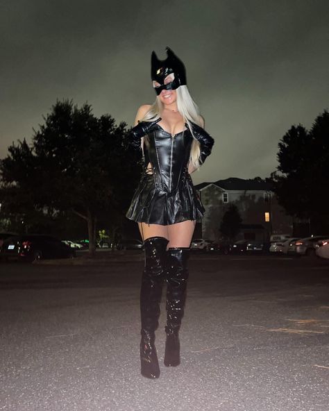 Catwoman Dress Costume, Cat Woman Outfit Ideas, Cat Woman Diy Outfit, Cat Woman Costume Aesthetic, Halloween Costumes Catwoman, Cat Woman Costume Halloween, Halloween Costumes Cat Woman, Cat Woman Costume Catwoman Cosplay, Cat Women Costumes