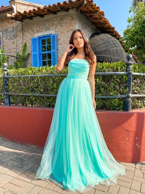 Vestido Pequim na cor verde tiffany ideal para madrinhas e convidadas e/ou debutantes :) Cute Prom Dresses, Looks Vintage, Strapless Dress Formal, One Shoulder Formal Dress, Evening Dresses, Prom Dresses, Prom, Formal Dresses, Dresses