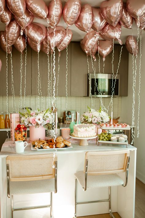 How I Hosted an At-Home Galentine's Brunch - #EniGivenSunday Birthday Brunch At Home Decorations, Brunch Party At Home Ideas, Women’s Birthday Decor, Brunch Ideas Home, Home Brunch Decor, Mom Birthday Decoration Ideas At Home, Brunch Party At Home, Host Brunch At Home, Hosting Decor Ideas