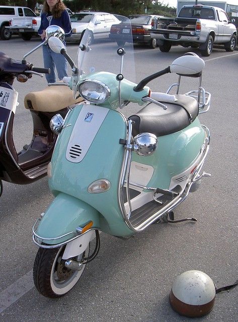 Caravan Inspiration, Vespa Et4, Scooters Vespa, Custom Vespa, Vespa 125, Vespa Lx, Motorcycle Couple, Vespa Piaggio, Retro Scooter