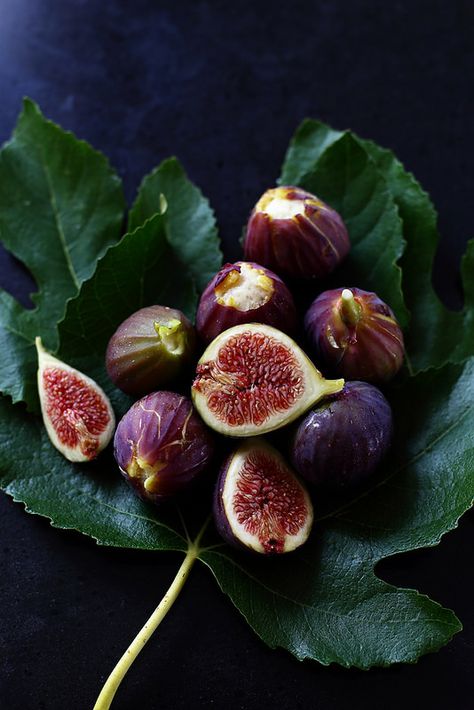 Plus de trente recettes avec les figues, de l'entrée au dessert : salade, viande, tartine, confiture, tartes, gâteaux... Tumblr, Green, Black