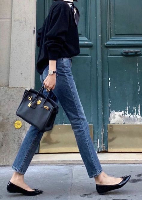 Minimalist Moda, Jeans Trend, Looks Jeans, Style Parisienne, Look Adidas, Look Jean, Minimal Chic, Mode Inspo, Hermes Bags