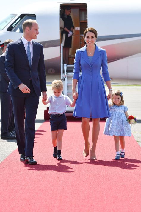 De cuánto es la fortuna de cada integrante de la familia real Kate Middleton Birthday, Kate Middleton Latest, Will And Kate, 36th Birthday, Kate Middleton Prince William, Familia Real, Fashion Articles, Catherine Middleton, Light Blue Dresses