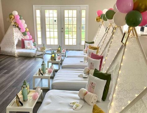 Princess Tiana / Birthday "Sleepover" | Catch My Party Princess Tiana Birthday Party, Tiana Birthday Party, Chanel Birthday Party, Pineapple Birthday Party, Pineapple Birthday, Princesa Tiana, Pig Birthday Party, Peppa Pig Birthday Party, Disney Birthday Party