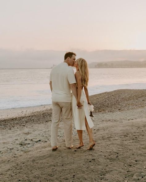 The couple's Orange county engagement session on the beach was so cute! They included their classic car in their beach engagement photos. Head over to the blog post to view the full gallery! Engagement Photo Shoot Beach, Classic Engagement Photos, Engagement Pictures Beach, Couples Beach Photography, Beach Photo Session, Engagement Picture Outfits, Beach Engagement Photoshoot, Cute Engagement Photos, Couple Engagement Pictures