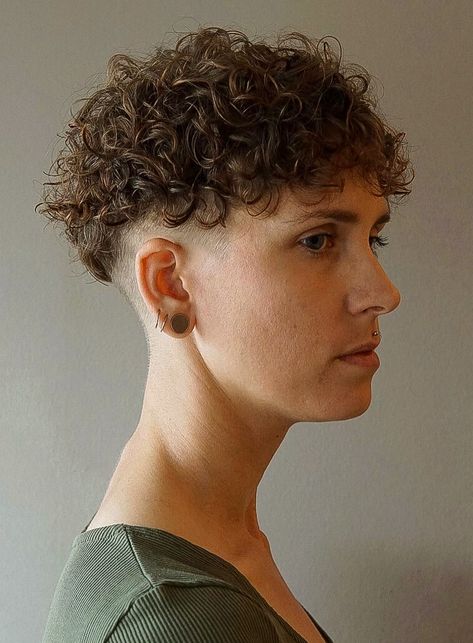 30-curly-bowl-cut-CyP5tALtQrk Bowlcut Haircut, Modern Bowl Cut, Cut Curly Hair, Yellow Color Combinations, Bowl Haircuts, Choppy Bangs, Golden Blonde Highlights, Modern Bowl, Gamine Style