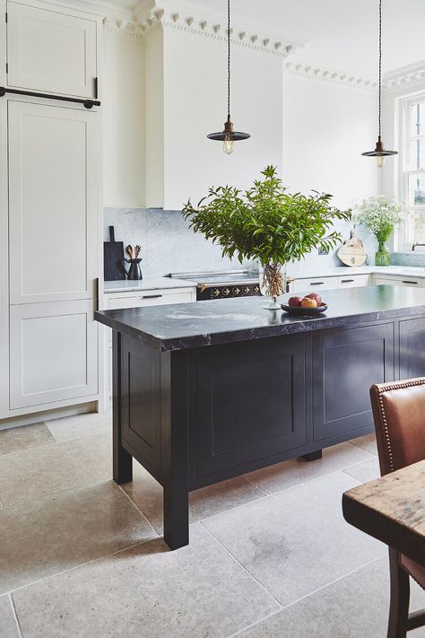 White Kitchen Black Island, Contemporary Black Kitchen, Contemporary Shaker Kitchen, White Cabinets Black Countertops, Kitchen Joinery, Blakes London, Curved Kitchen Island, White Cabinets White Countertops, Curved Kitchen