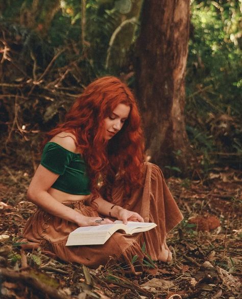 Show Me Love, Fairytale Photography, Lily Evans, Witchy Fashion, Fall Photoshoot, Auburn Hair, Redhead Girl, Witchy Woman, Shooting Photo