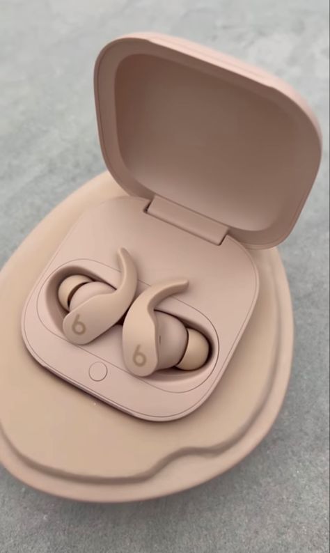 Beats Earbuds Aesthetic, Kim Kardashian Beats, Beats By Kim, Beats Kim Kardashian, Beats X Kim, Kim Beats, Apple Gadgets Iphone, Retro Headphone, Capas Samsung