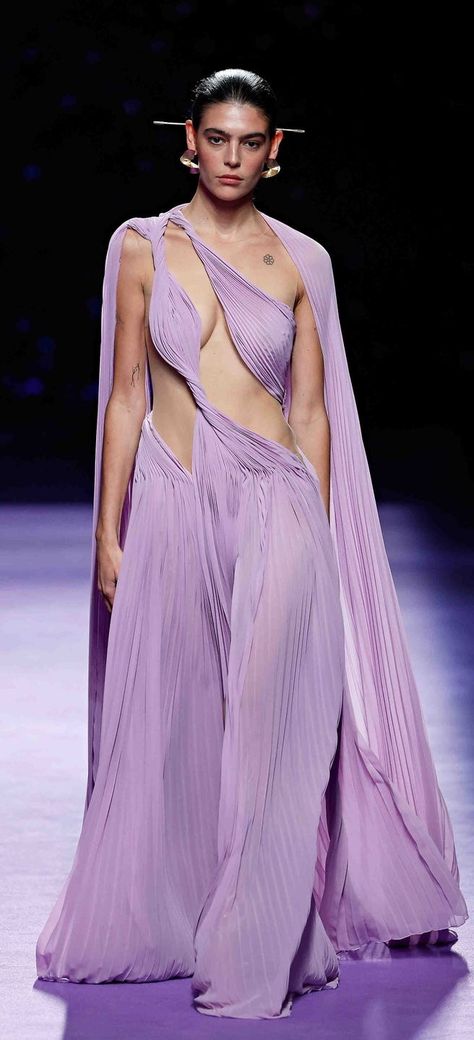 ISABEL SANCHIS • Madrid Fashion Week Isabel Sanchis, Madrid Fashion, Gown Fashion, Madrid, Fashion Week, Queen