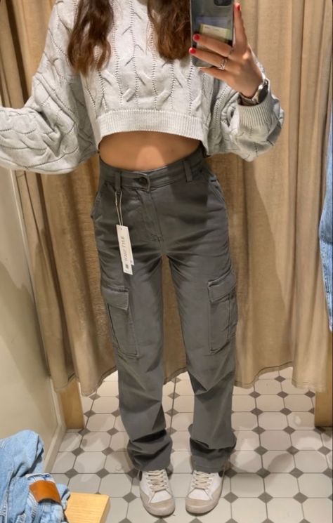 Stradivarius Cargo Pants Grey, Grey Bershka Cargo, Cargos And Sweater, Bershka Cargo Pants Grey, Stradivarius Cargo Pants Outfit, Cargo And Sweater Outfit, Bershka Cargo Pants Outfit, Grey Cargos Outfits, Dark Gray Cargo Pants Outfit