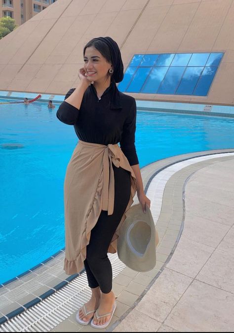 Beach Hijab Outfit Ideas, Swimsuit Hijab, Modest Beach Outfit, Israelite Fashion, Hijab Summer Outfits, Muslim Swimwear, Hijab Summer, Hijab Fashion Summer, Outfits Stylish