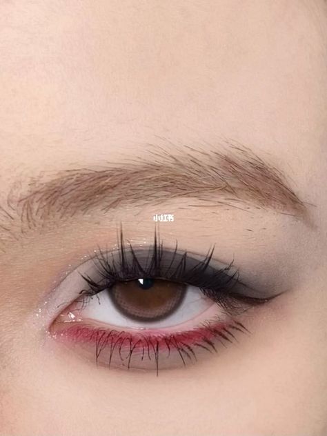 Eyeshadow looks collection Red Eyeliner Under Eye, Red Eyeshadow Grunge, Red Under Eye Makeup Looks, Red And White Eye Makeup, Makeup Ideas Red Eyeshadow, Red Makeup Looks Simple, Soft Red Makeup, Red And Black Makeup Looks, Black Natural Makeup