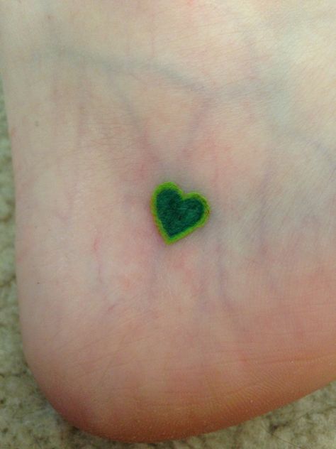 Green heart tattoo.. I must get before my next birthday Realistic Sacred Heart Tattoo Design, Green Heart Tattoo, Skull Couple Tattoo, Tattoo Black Women, Love Heart Tattoo, Couple Tattoos Love, Pretty Piercings, Sacred Heart Tattoos, Small Heart Tattoos