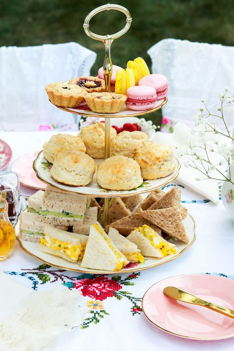 Sandwiches Afternoon Tea, Tea Picnic, Tea Party Sandwiches, Party Sandwiches, High Tea Party, Egg Salad Sandwiches, Summer Tea, Tea Party Food, Afternoon Tea Parties