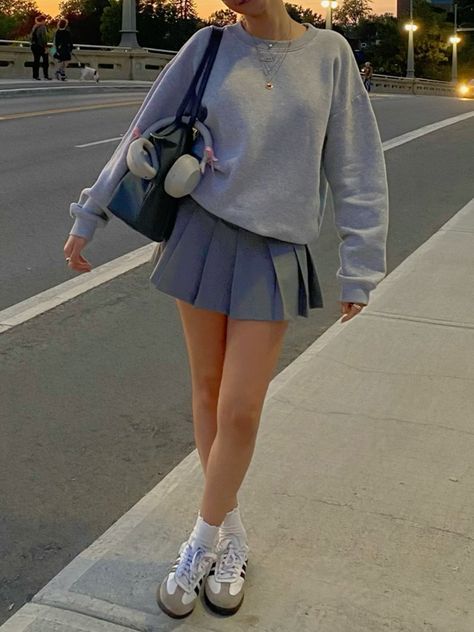 Styling Pleated Skirt Mini, Pleated Skirt With Converse, Outfit Ideas Skirt Short, Grey Mini Skirt Outfit Summer, Light Gray Skirt Outfit, Sambas And Skirt Outfit, Skirt With Baggy Shirt, Skirt And Pullover Outfit, Sambas Adidas Women Outfit Skirt