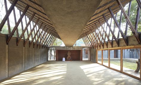 © Edmund Sumner-Butterfly Roof Is good for Silver water collection Spiritual Center, Butterfly Roof, Bamboo Structure, Timber Roof, Community Centre, Tropical Architecture, Wood Architecture, Rural India, Roof Architecture