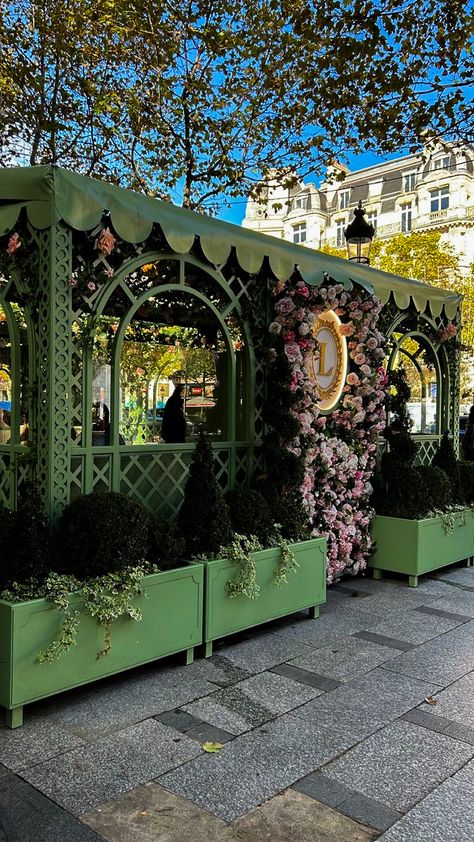 Laduree Paris Interior, Lauderee Paris Aesthetic, Lauderee Paris, Laduree Interior, Laduree Aesthetic, Macarons Paris, Style Quizzes, Paris Interiors, Paris Rooftops