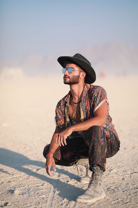 Hippie burning man Estilo Burning Man, Men Burning Man, Burning Man Costumes, Burning Man Style, Mens Festival Fashion, Boho Men Style, Hippie Men, Bohemian Men, Burning Men