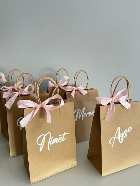 paper gift bag Paper Bag Party Favors, Luxury Goodie Bags, Gift Bag Pictures, Personalised Goodie Bag, Beauty Gift Bag Ideas, Cute Birthday Gift Bags, Aesthetic Goodie Bag Ideas, Gift Bag Ideas Birthday, Party Favor Gift Bags